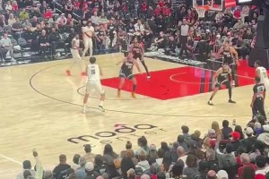 全場球迷都炸了！??楊瀚森背運(yùn)過人轉(zhuǎn)身上籃打進(jìn)，簡直就是小約基奇