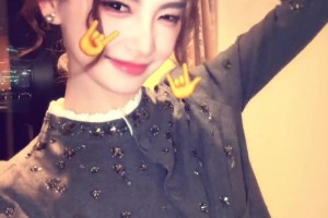 這一笑太著迷了！美女主播金佳悅的手勢舞： 吃一鞭子~