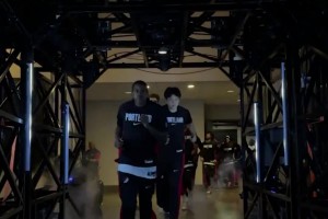 季前賽主場首秀??楊瀚森跟著隊(duì)友一起跑進(jìn)場準(zhǔn)備熱身！