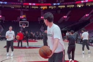 今天一記背運(yùn)過人帥翻全場！楊瀚森賽前熱身就已展示自己夢幻腳步