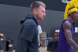 發(fā)福利了！東契奇給隊友每人送一雙自己的新球鞋??