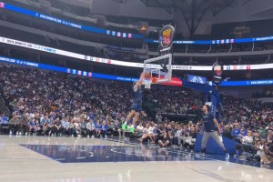 給現(xiàn)場(chǎng)球迷秀一下！萊夫利打板助飛弗拉格空接暴扣，大家都看嗨了