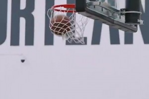 楊瀚森此前在球隊(duì)訓(xùn)練中就展示絲滑轉(zhuǎn)身過人上籃，今天又用上了！