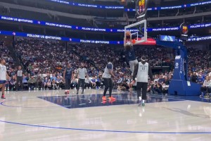 真會玩！萊夫利用球砸地反彈，給自己傳了記空接暴扣！