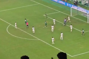 蘇超“副作用”！飯店內(nèi)就餐顧客看進(jìn)球一聲吼，嚇壞點(diǎn)餐老哥??