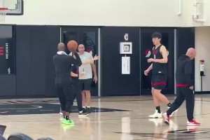 看得出來(lái)真重視??比盧普斯夏聯(lián)期間曾親自講解，教楊瀚森跑位！