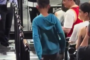 可惜沒能上場！周琦兒子跑去現(xiàn)場看曾凡博，被小曾直接舉起來！