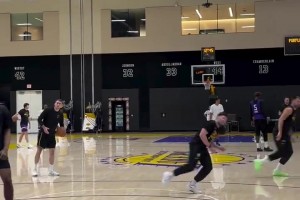 東契奇這狀態(tài)可以??！這狀態(tài)老詹可以多休息休息應(yīng)該沒啥問題