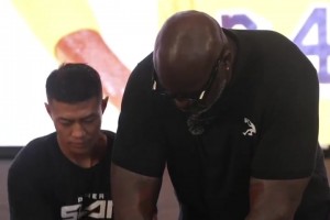 現(xiàn)場打假？奧尼爾現(xiàn)場展示單手劈磚 不費(fèi)吹灰之力啊！！