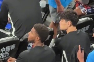 到了第四節(jié)還沒上場！現(xiàn)場觀眾不干了，大喊：換曾凡博！