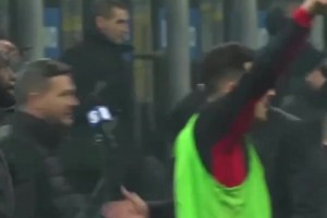 AC米蘭戰(zhàn)勝國米成功在聯(lián)賽登頂，大家一起相擁慶祝的畫面依然清晰