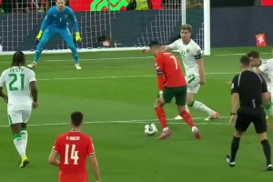 B席這打門太抽象了！C羅遠射擊中立柱，B席補射空門竟打偏了！