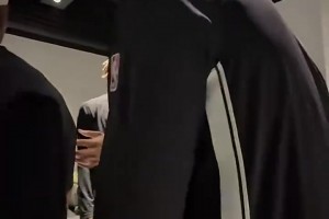 1分鐘沒撈著！曾凡博賽前和籃網(wǎng)隊(duì)友一起，還“爆錘”攝像頭