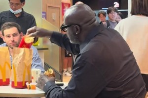 網(wǎng)友在澳門麥當(dāng)勞偶遇奧尼爾：吃漢堡跟吃月餅一樣??????