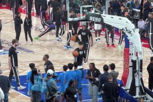 籃網(wǎng)教練能不能給機(jī)會？中國賽現(xiàn)場球迷記錄曾凡博熱身畫面