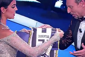 喬治娜和喜劇演員拿意大利國家德比玩梗，臺下C羅微笑鼓掌??