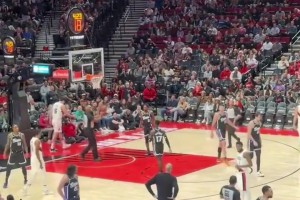 可惜沒(méi)有算啊！哨響之后，楊瀚森來(lái)了一個(gè)非常帥氣的反籃，這手活真的太好了！