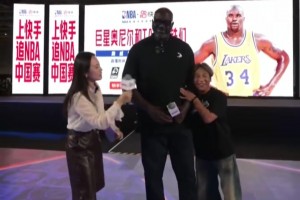 最萌身高差！當(dāng)奧尼爾和宋小寶相遇，寶哥真小鳥依人！??