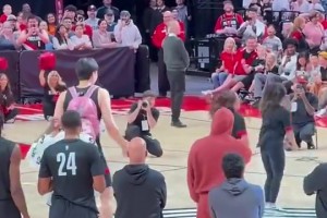 太老實了！楊瀚森此前全神貫注盯著啦啦隊，并認真模仿跳了起來