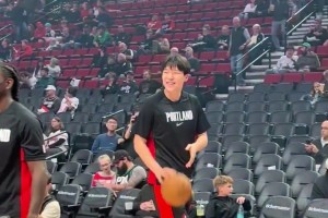 兩名場(chǎng)邊小球迷得到楊瀚森的回應(yīng)后，笑得非常開(kāi)心！