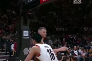 看著太爽了！網(wǎng)友在2K里操作楊瀚森打爆約基奇，各種大帽+暴扣