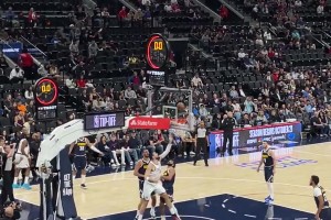 登哥這傳球真是又快又準(zhǔn)！一記擊地妙傳助攻祖巴茨籃下打2+1！