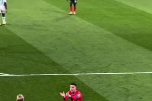 對勝利的渴望！C羅點球被撲后趕緊撿球幫對手擺好