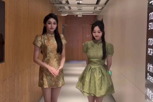 你更喜歡誰(shuí)呢？美女主播婧雯和果果一塊尬舞：今天不是一個(gè)人哦~