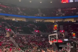 楊瀚森這身高這臂展簡直遮天蔽日！直接輕松大帽對手！