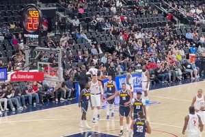 老船長(zhǎng)登場(chǎng)！保羅作為快船球員首次在新主場(chǎng)出戰(zhàn)，全場(chǎng)熱烈掌聲！