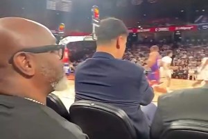 都被擋住了！球迷中國(guó)賽坐在姚明與奧胖身后，這還咋看啊??