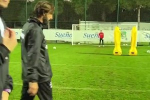 皮爾洛隨隨便便一腳就是S型弧線