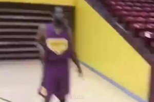 飛天遁地登！大學(xué)時期的哈登扣籃表演，擱現(xiàn)在什么水平？