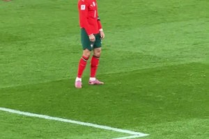 C羅情緒低落自言自語，B費(fèi)看見后趕緊上前擊掌鼓勁