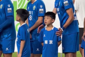 蘇超小球童爆笑原地石化！網(wǎng)友：六萬人場(chǎng)中央，眼睛看不過來??