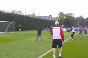 降維打擊！名場面：博拉西在訓(xùn)練中戲耍整個水晶宮女隊！