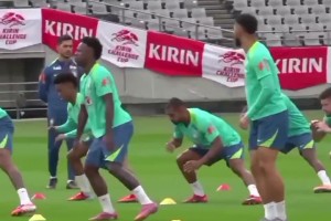 你倆肢體不協(xié)調啊！庫尼亞和維尼修斯簡直是倆活寶??