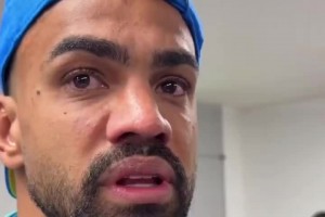 兩次失誤導(dǎo)致球隊被逆轉(zhuǎn)！布魯諾賽后采訪時雙眼泛紅向球迷道歉