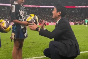 名將有能！率領(lǐng)日本隊歷史首勝巴西，森保一賽后給小球迷簽名合影