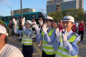 蘇超獨(dú)有的魅力！警花上陣與球迷一起互動(dòng)?