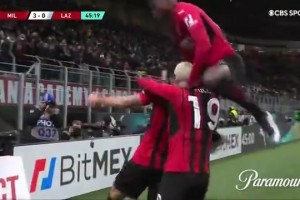 不小心跳高了！名場面：萊奧找隊友慶祝，結(jié)果……