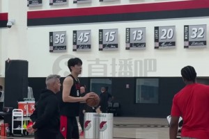 這投籃姿勢標準吧！楊瀚森狀態(tài)輕松練習罰球，與教練有說有笑！