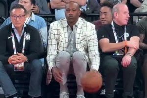 技癢難耐！卡特觀賽席上拿球拍個不停