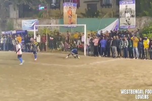 這球可以吹一輩子！門將遠射中橫梁，彈回來接著凌空遠射??