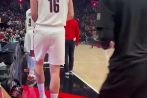 大哥你是在開拓者替補席？拿起手機對著楊瀚森屁股一頓拍！??