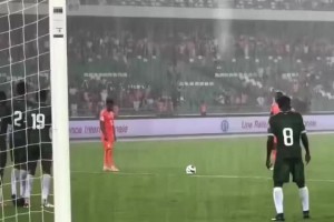 球迷實拍！迪亞洛在科特迪瓦隊打入精彩的任意球