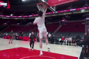 今天能不能扣一個(gè)！賽前熱身?xiàng)铄睔⒒@下，來了記反扣??