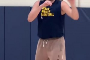 必須得顛兩下足球！努力訓(xùn)練的約基奇！熟悉的高位策應(yīng)！