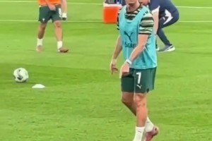 停的真穩(wěn)??！賽前熱身時，C羅向球迷展示高空停球??