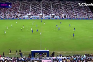 閑庭信步的優(yōu)雅球王！馬拉多納一己之力撕裂防線集錦！